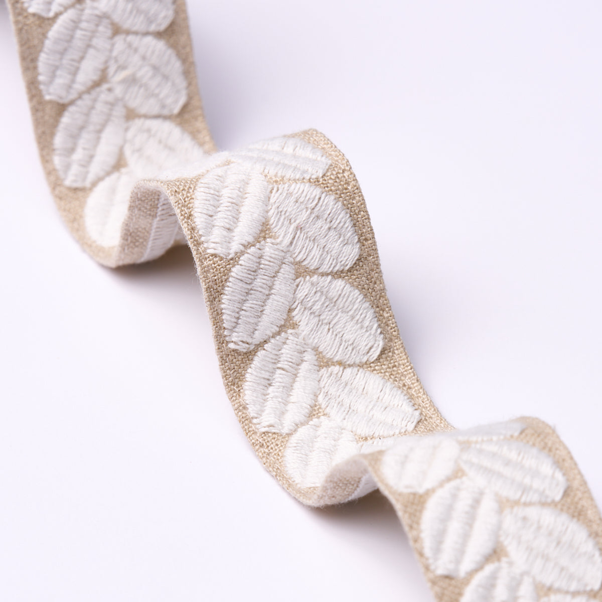 BERKELEY-TAPE-NARROW-IVORY-ON-NATURAL-SCHUMACHER-79914 - Schumacher Recortar