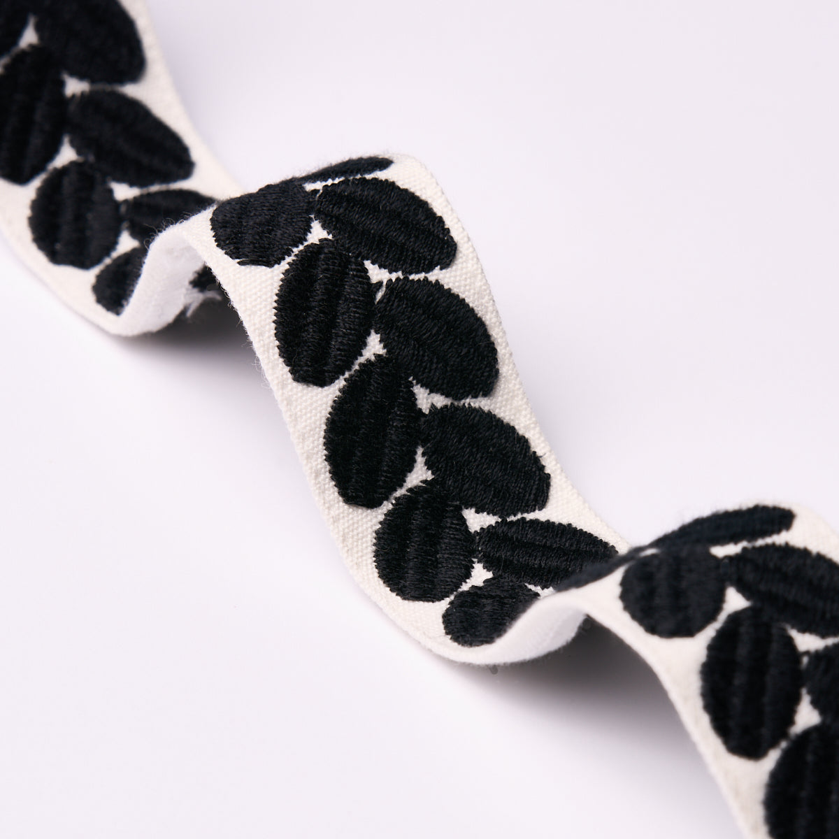 BERKELEY-TAPE-NARROW-BLACK-SCHUMACHER-79915 - Schumacher Recortar
