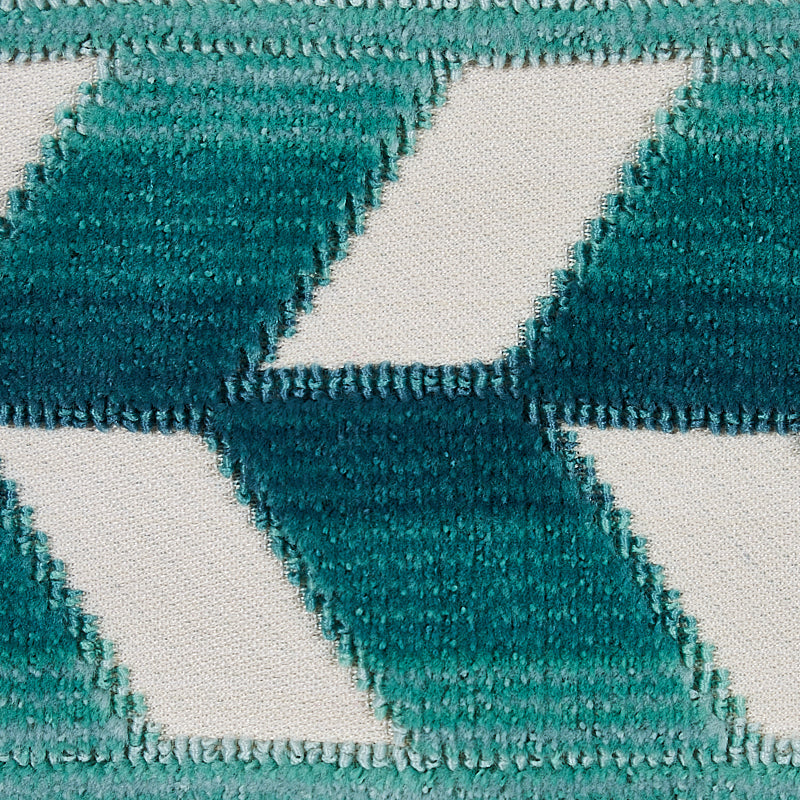 CHEVRON-STRIE-VELVET-TAPE-PEACOCK-SCHUMACHER-80181 - Schumacher Recortar