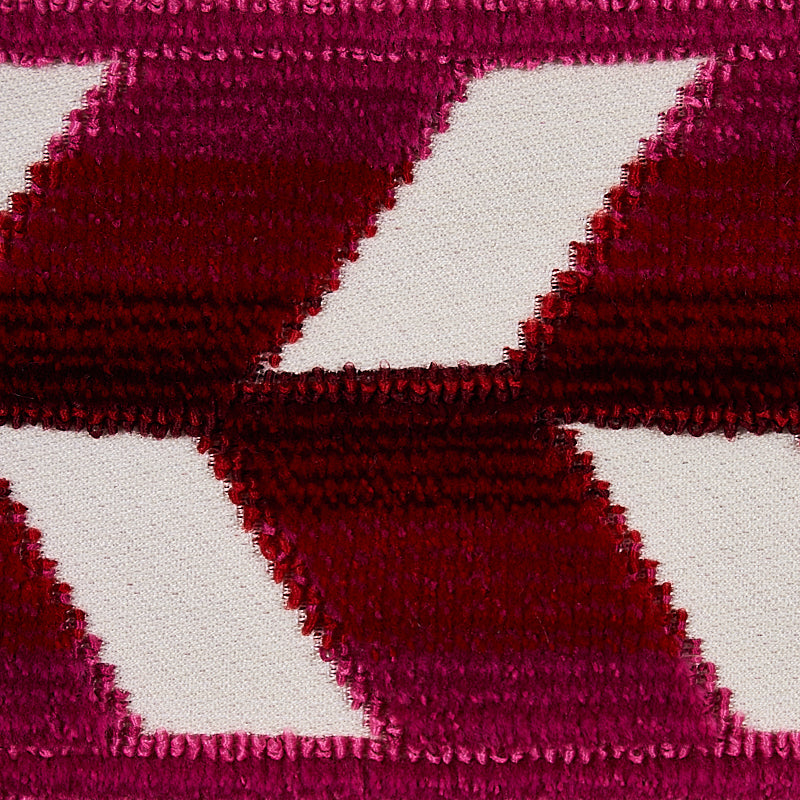 CHEVRON-STRIE-VELVET-TAPE-GARNET-SCHUMACHER-80183 - Schumacher Recortar