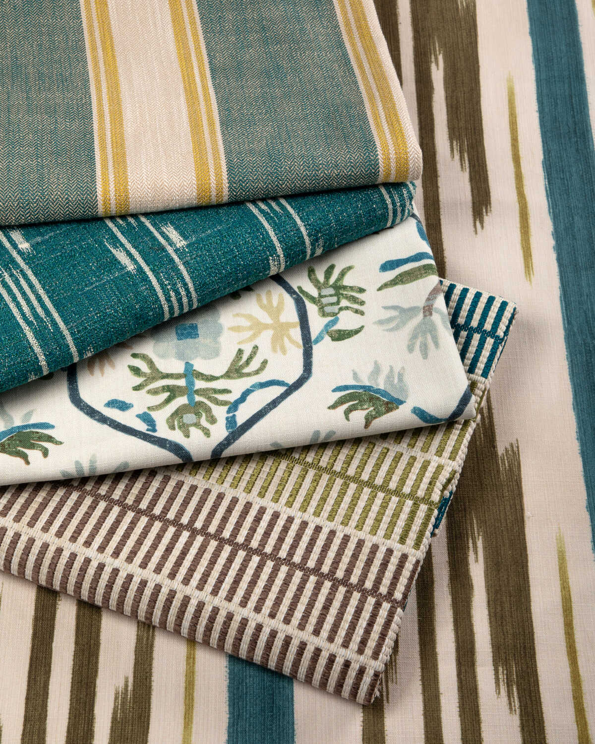 Le Jasmin Print - Marine - BRUNSCHWIG & FILS Fabric