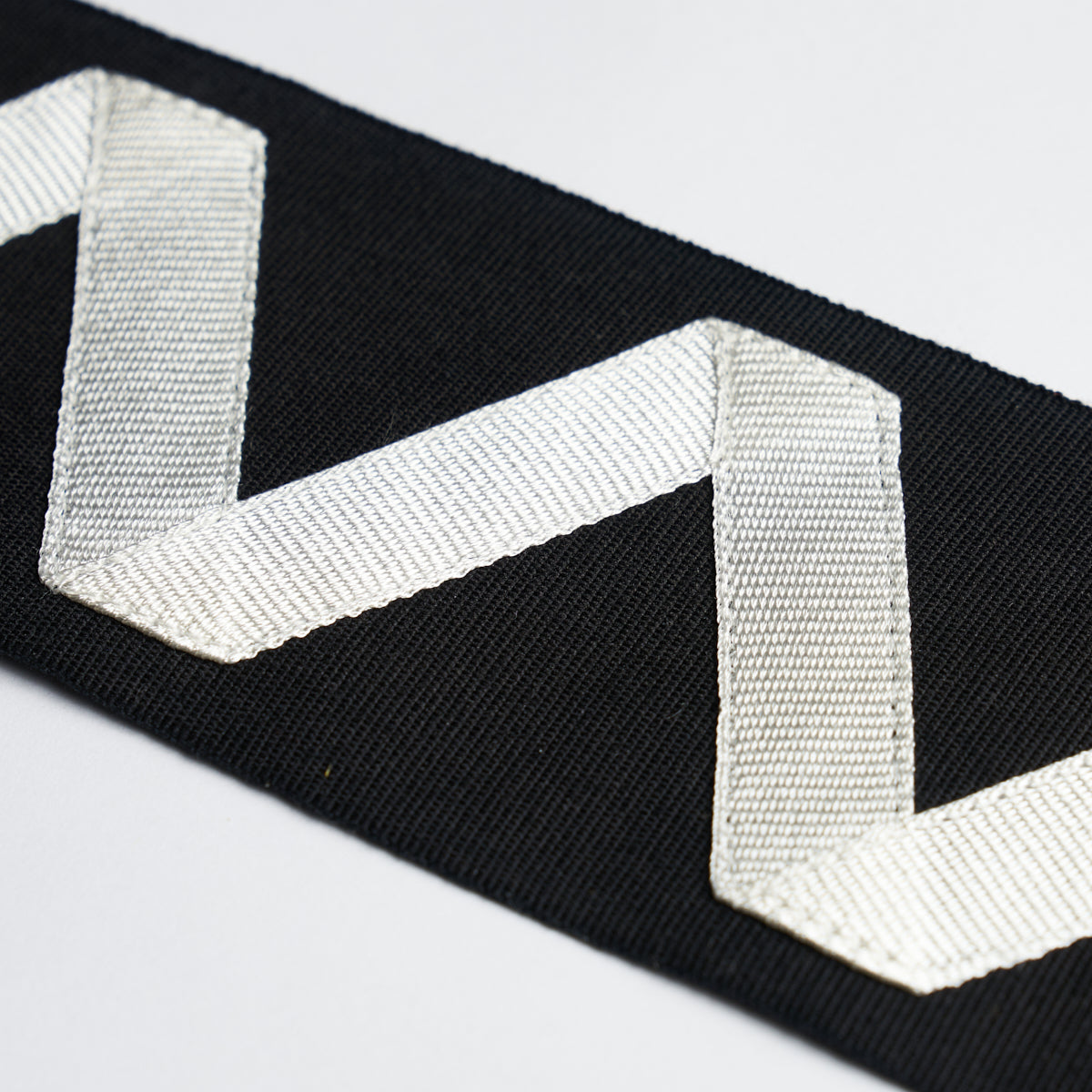 LEGERE-APPLIQU-TAPE-IVORY-ON-BLACK-SCHUMACHER-80871 - Schumacher Trim