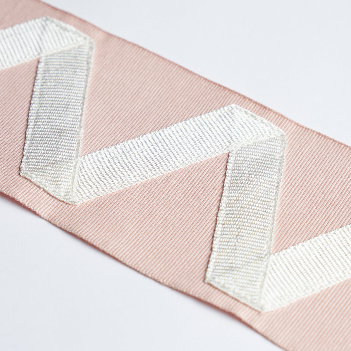 LEGERE-APPLIQU-TAPE-IVORY-ON-BLUSH-SCHUMACHER-80874 - Schumacher Trim