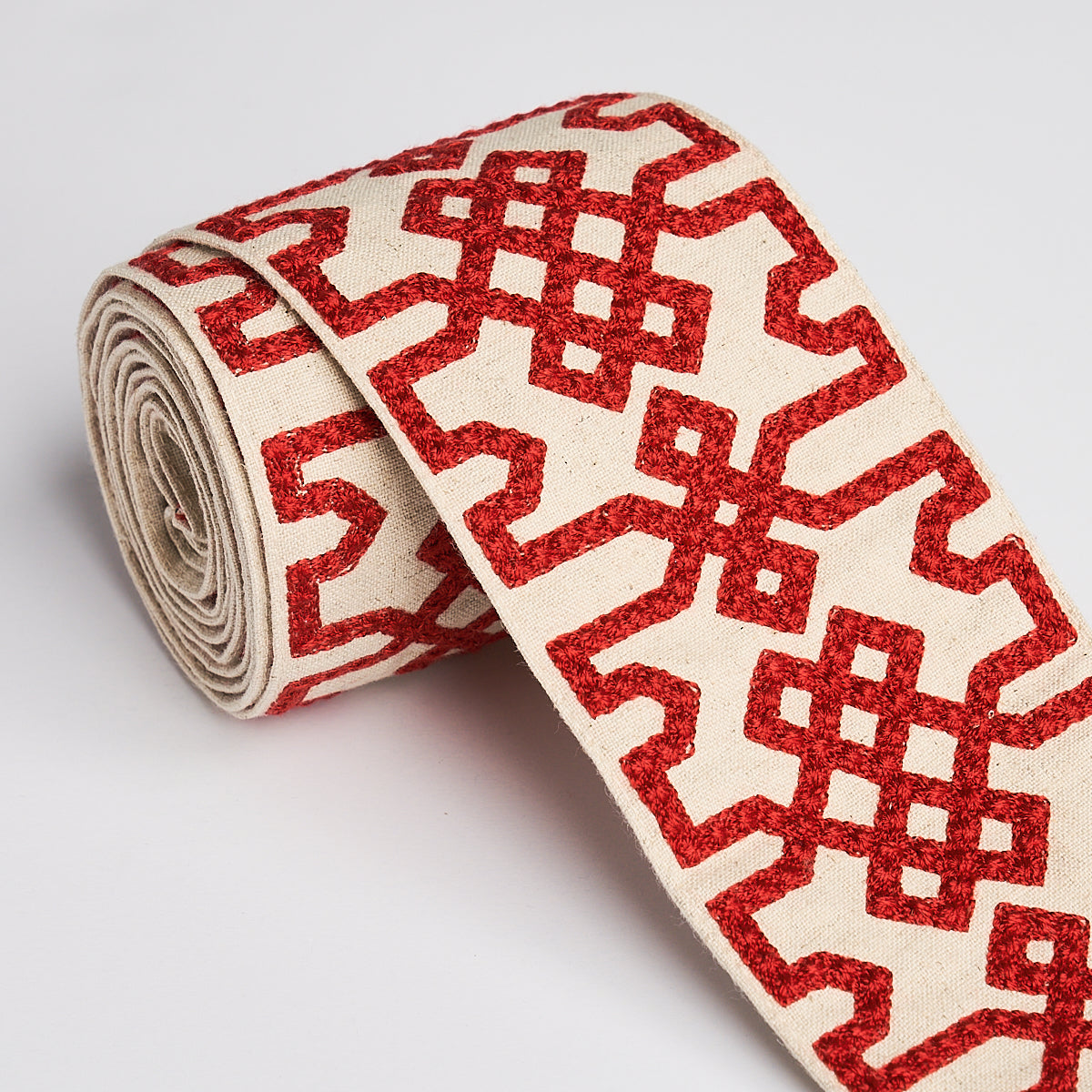 KNOTTED-TRELLIS-TAPE-CRIMSON-ON-UNBLEACHED-SCHUMACHER-80881 - Schumacher Trim