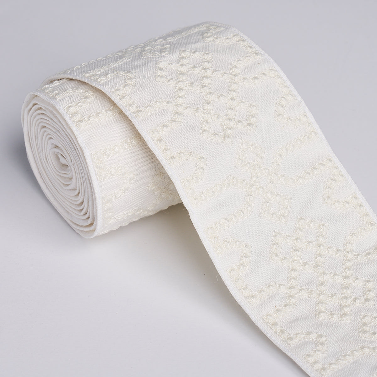 KNOTTED-TRELLIS-TAPE-WHITE-ON-WHITE-SCHUMACHER-80884 - Schumacher Trim