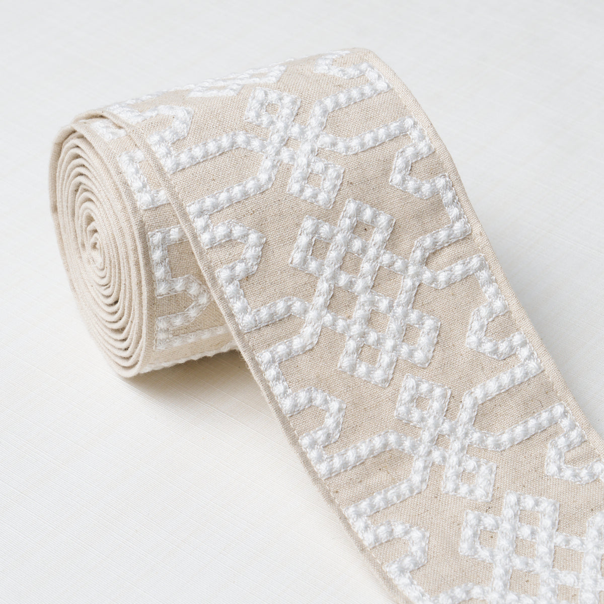 KNOTTED-TRELLIS-TAPE-GREY-ON-NEUTRAL-SCHUMACHER-80885 - Schumacher Recortar