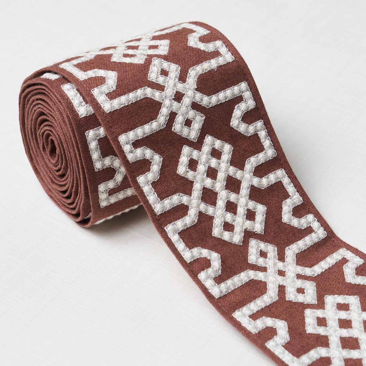 KNOTTED-TRELLIS-TAPE-GREY-ON-BROWN-SCHUMACHER-80886 - Schumacher Trim