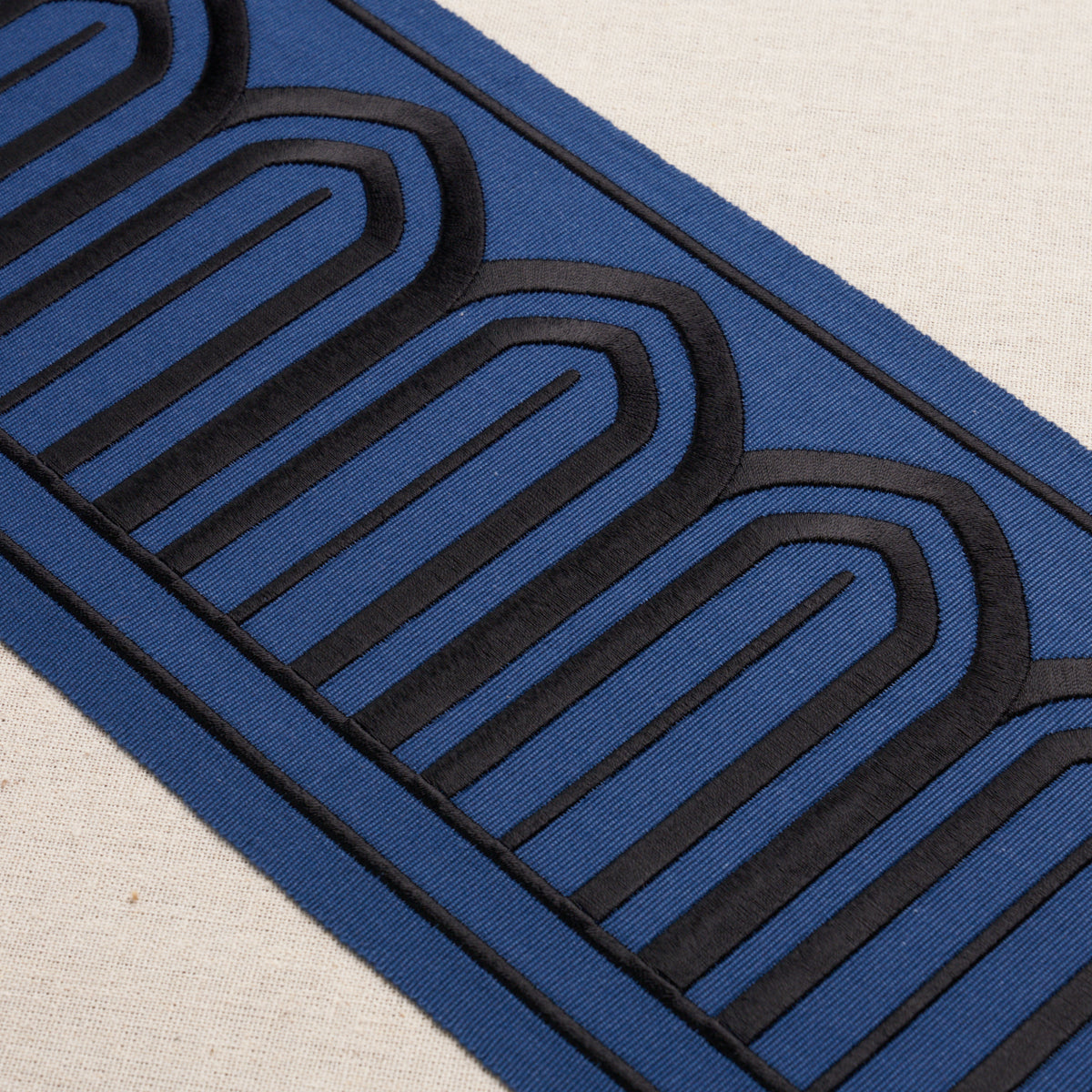 ARCHES-EMBROIDERED-TAPE-WIDE-BLACK-ON-NAVY-SCHUMACHER-81160 - Schumacher Recortar
