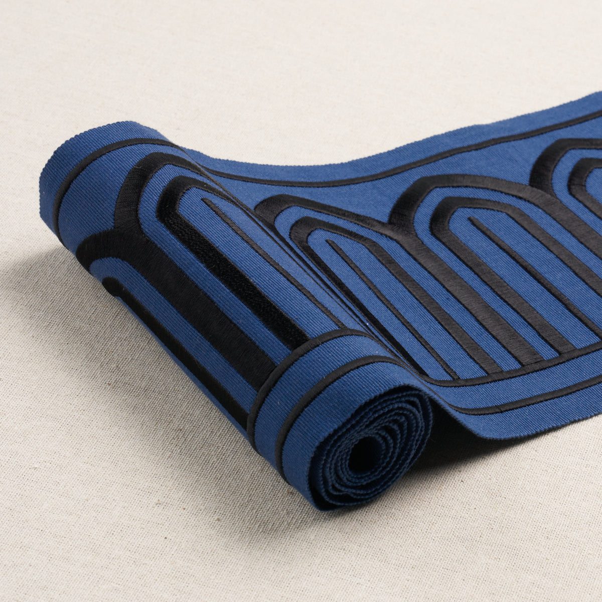 ARCHES-EMBROIDERED-TAPE-WIDE-BLACK-ON-NAVY-SCHUMACHER-81160 - Schumacher Recortar