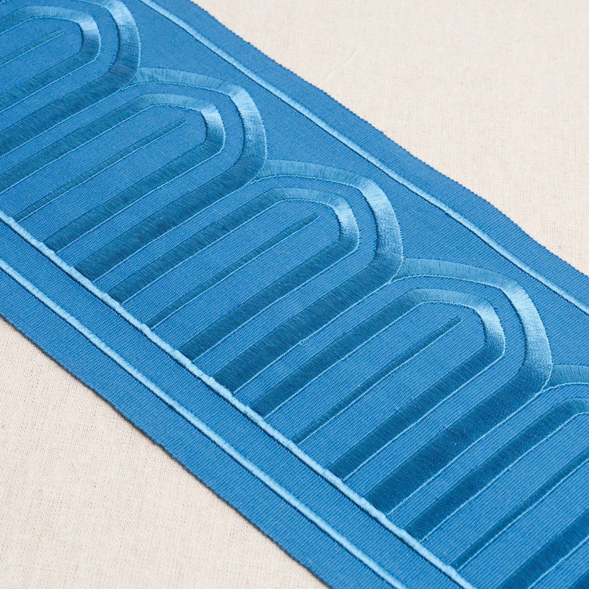 ARCHES-EMBROIDERED-TAPE-WIDE-TEAL-SCHUMACHER-81161 - Schumacher Recortar