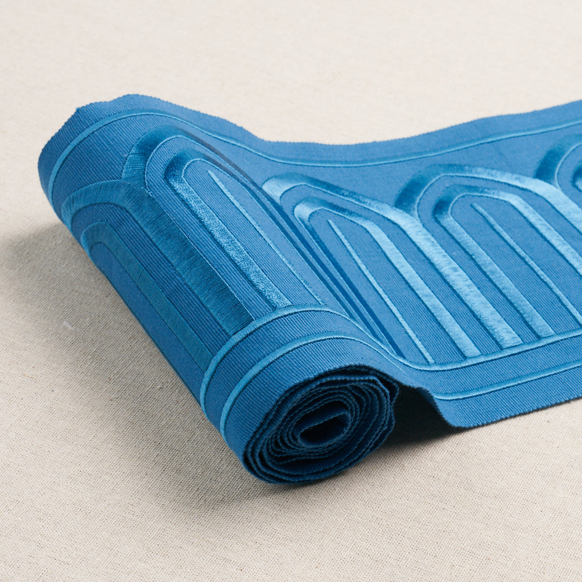ARCHES-EMBROIDERED-TAPE-WIDE-TEAL-SCHUMACHER-81161 - Schumacher Recortar
