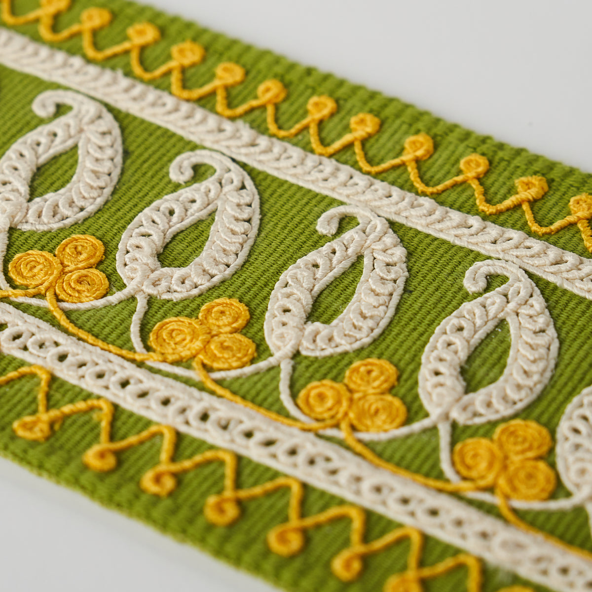 PAISLEY-EMBROIDERED-TAPE-GREEN-YELLOW-SCHUMACHER-81232 - Schumacher Trim