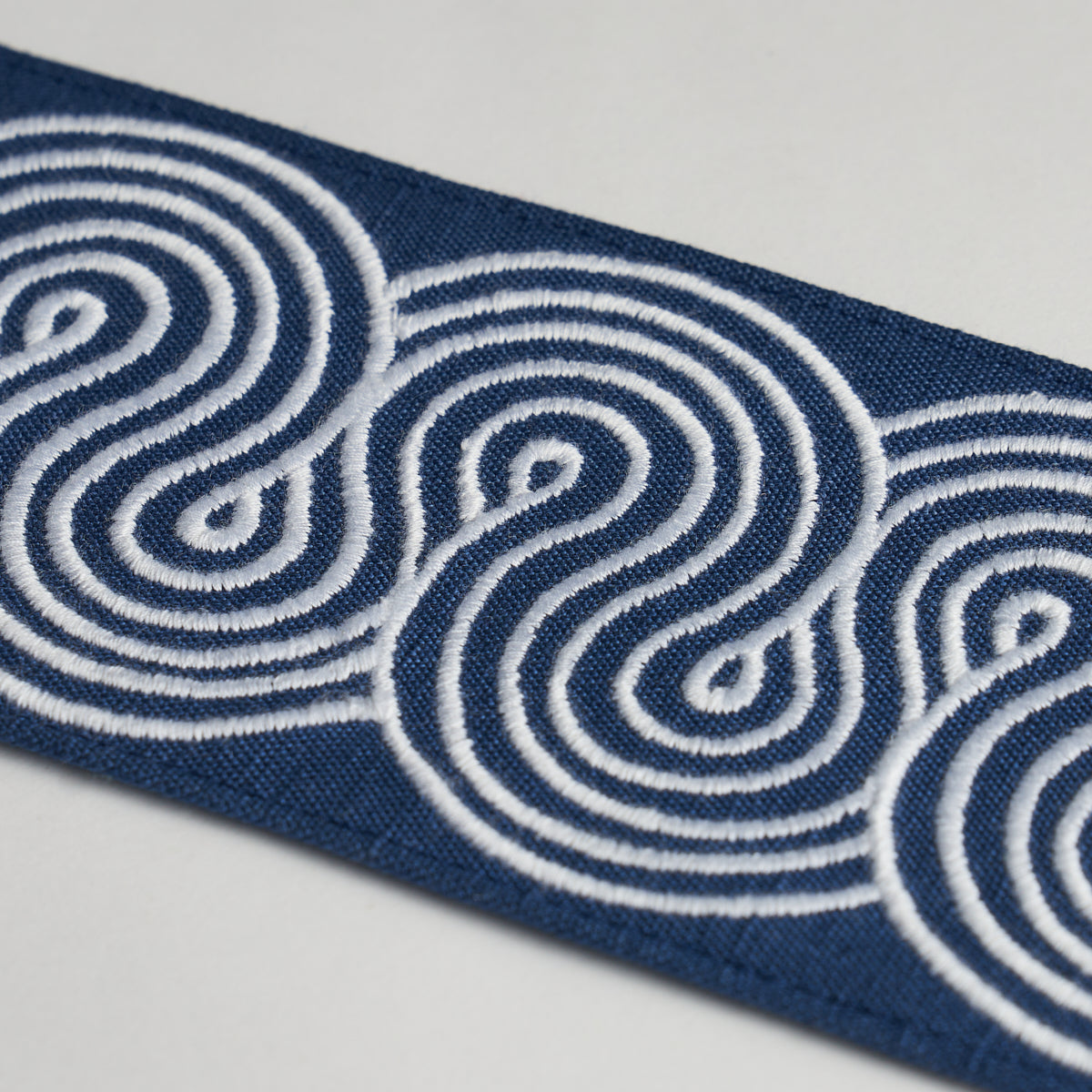 GIRALDI-EMBROIDERED-TRIM-WHITE-ON-NAVY-SCHUMACHER-81253 - Schumacher Trim