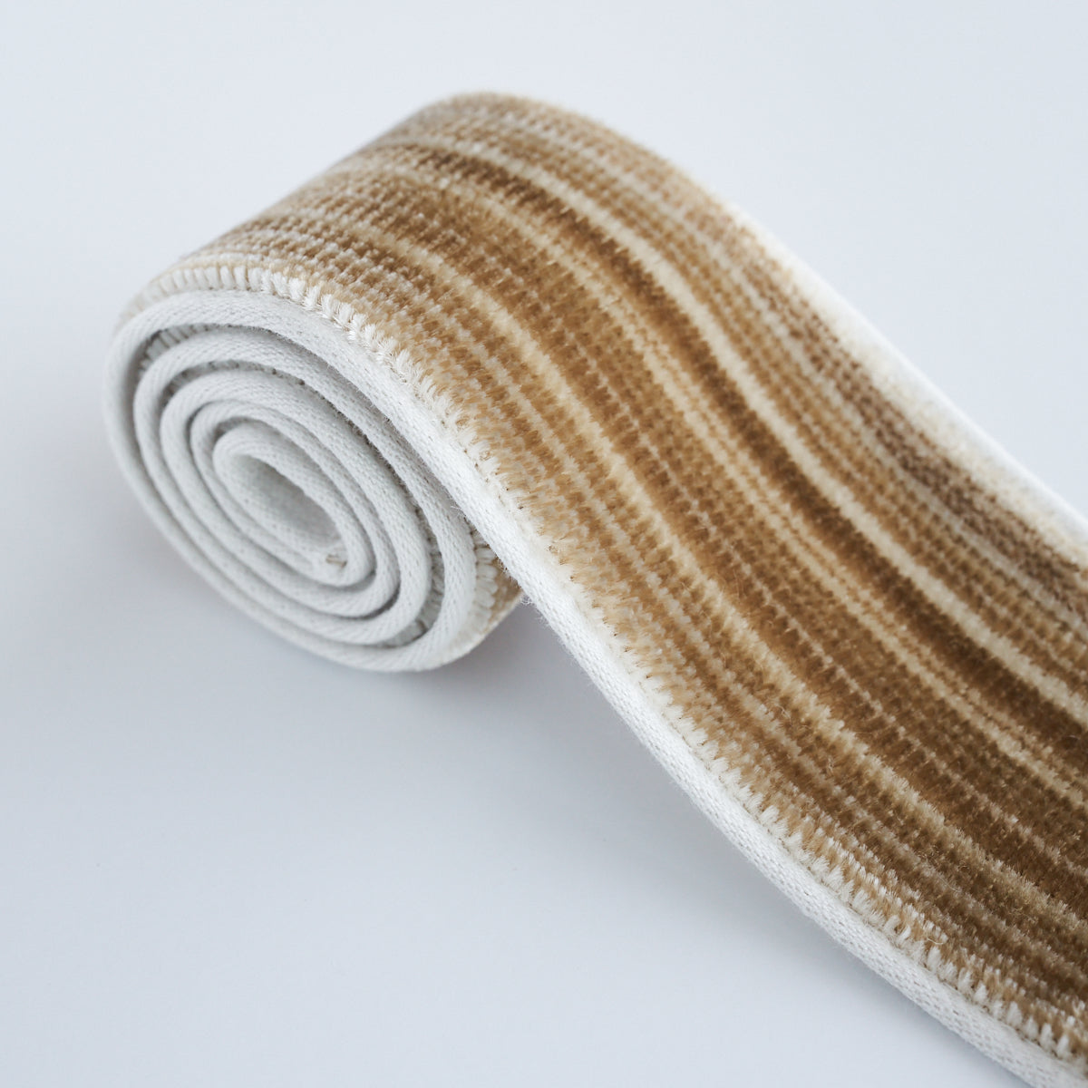 GASPARD-VELVET-TAPE-NARROW-GOLD-SCHUMACHER-81295 - Schumacher Trim