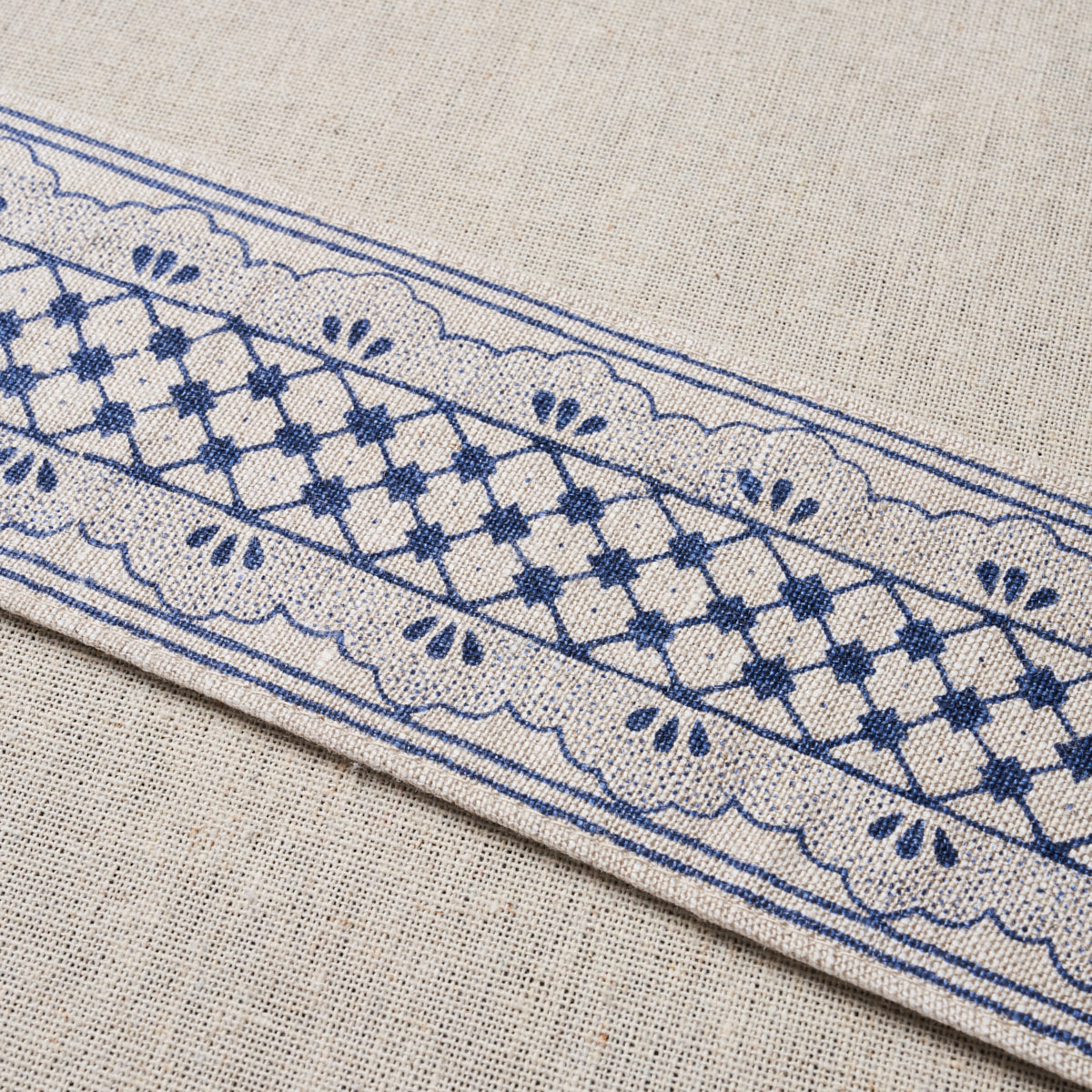 DAVISON-SCALLOPED-TAPE-WASHINGTON-BLUE-SCHUMACHER-81650 - Schumacher Trim