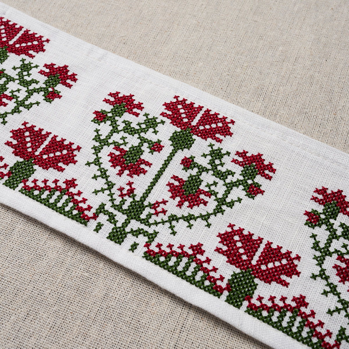 CUSTIS-EMBROIDERED-TAPE-CLARET-SCHUMACHER-81660 - Schumacher Trim