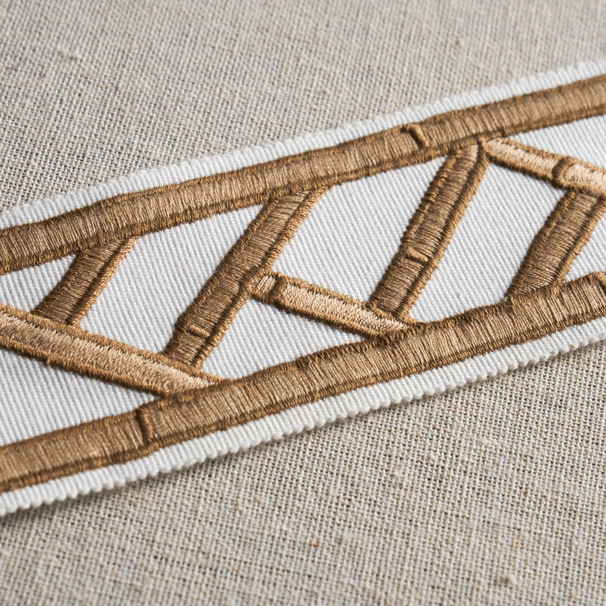 BAMBOO-TRELLIS-TAPE-SESAME-SCHUMACHER-81740 - Schumacher Recortar