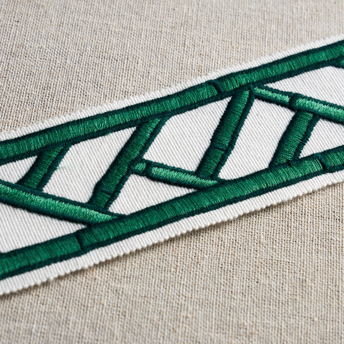 BAMBOO-TRELLIS-TAPE-GREEN-SCHUMACHER-81741 - Schumacher Recortar