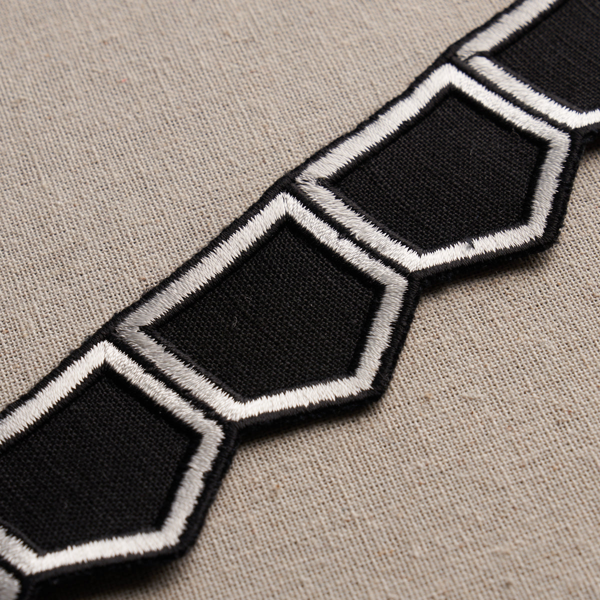 HONEYCOMB-TRIM-BLACK-SCHUMACHER-81752 - Schumacher Recortar