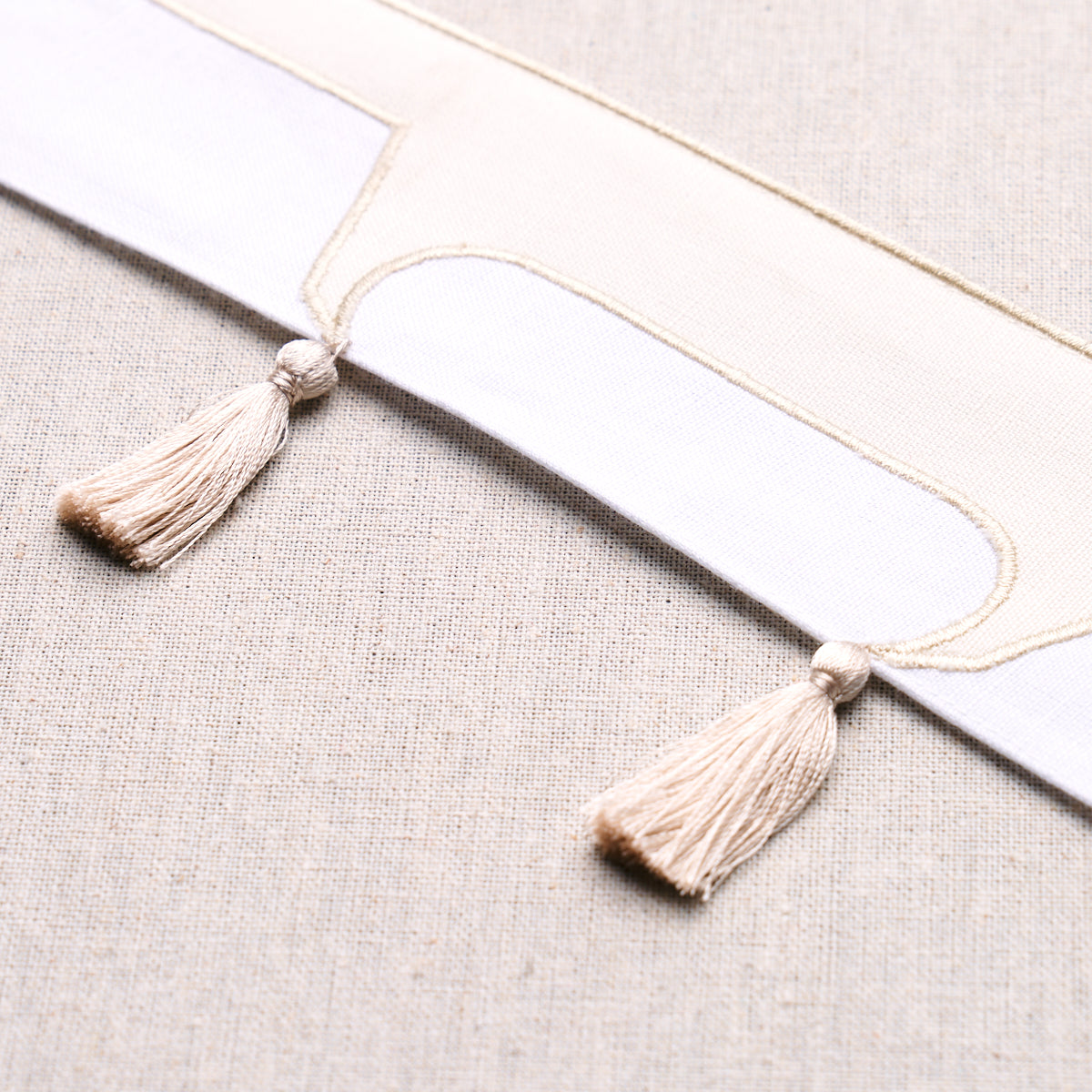 PAGODA-TRIM-IVORY-SCHUMACHER-81760 - Schumacher Recortar