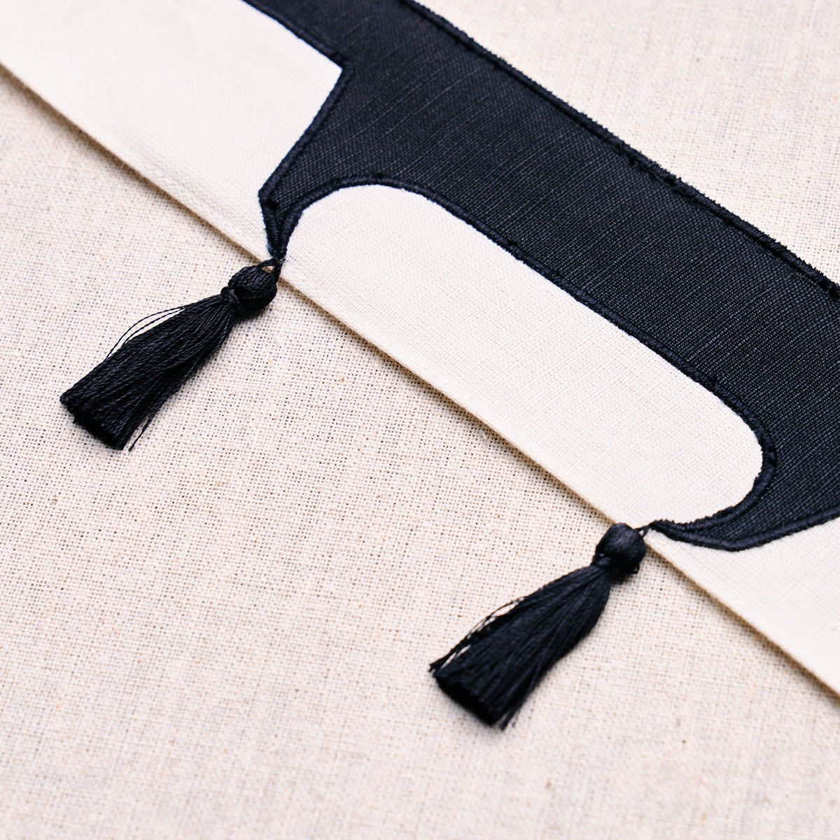 PAGODA-TRIM-BLACK-SCHUMACHER-81761 - Schumacher Recortar