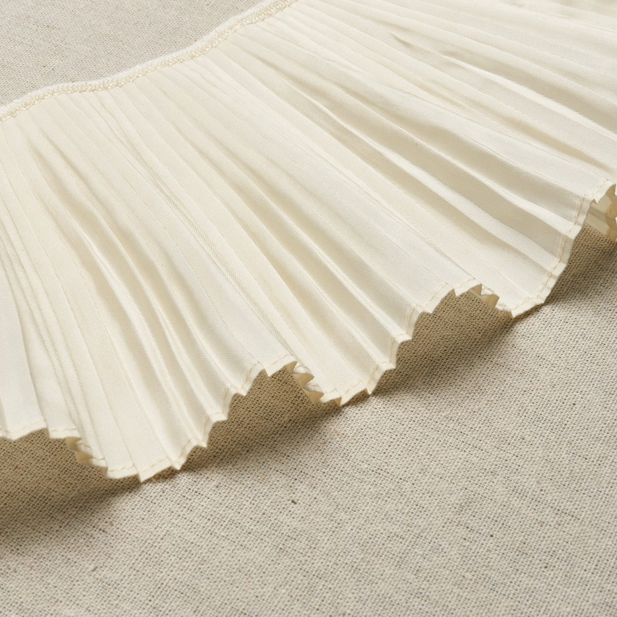 BOTTICELLI-SILK-RUFFLE-TRIM-BONE-SCHUMACHER-81790 - Schumacher Trim