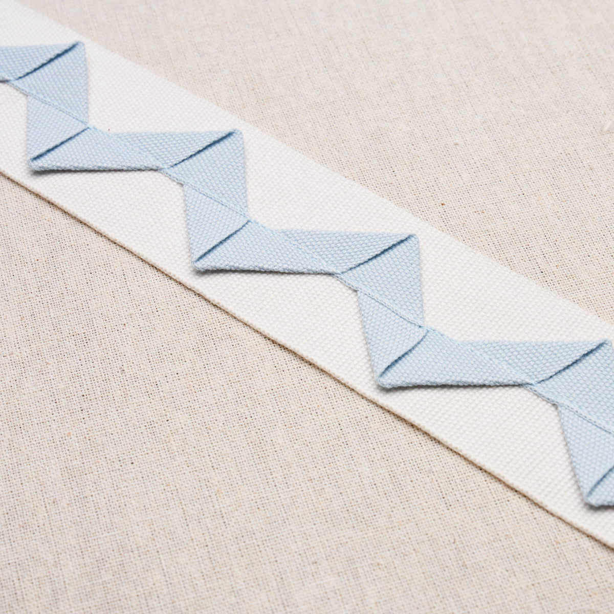 LAZARE-APPLIQU-TAPE-SKY-ON-IVORY-SCHUMACHER-82240 - Schumacher Trim