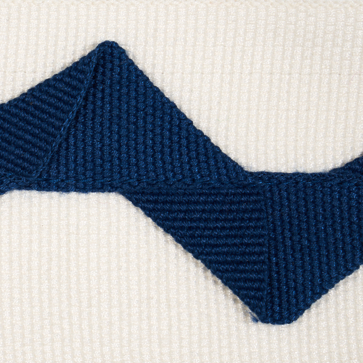 LAZARE-APPLIQU-TAPE-NAVY-ON-IVORY-SCHUMACHER-82241 - Schumacher Trim