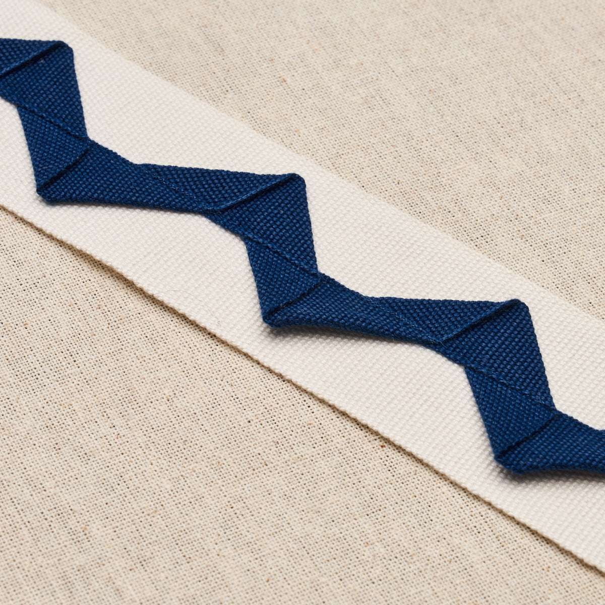 LAZARE-APPLIQU-TAPE-NAVY-ON-IVORY-SCHUMACHER-82241 - Schumacher Trim