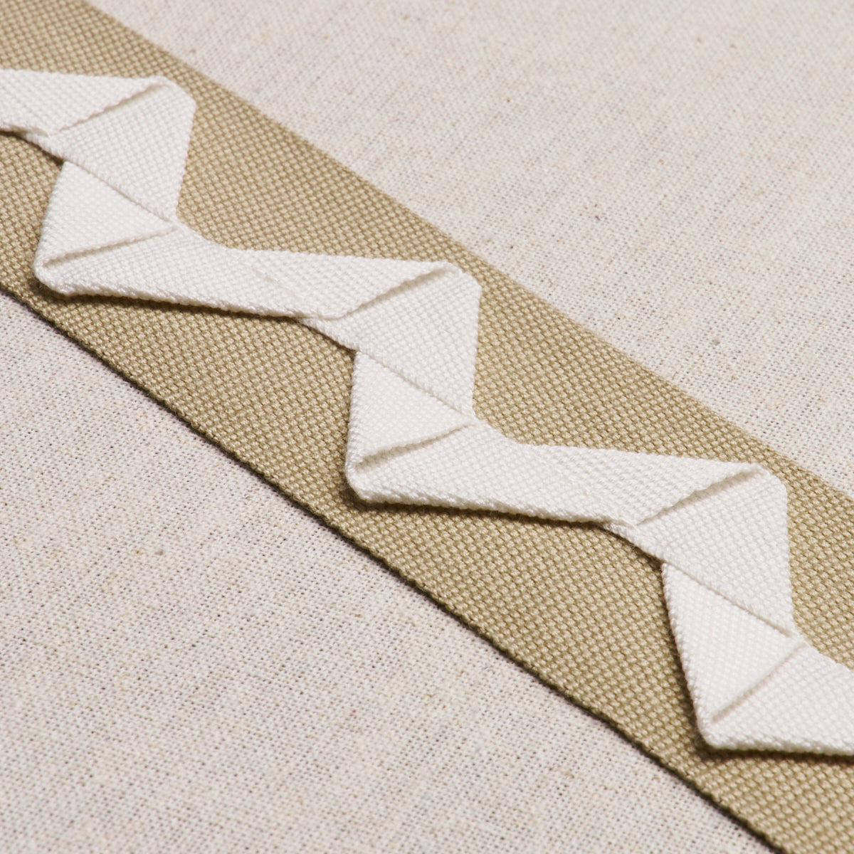 LAZARE-APPLIQU-TAPE-IVORY-ON-NATURAL-SCHUMACHER-82242 - Schumacher Trim