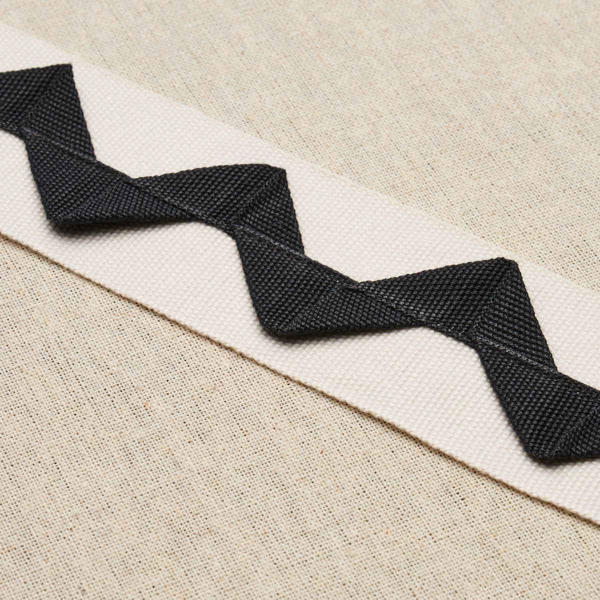 LAZARE-APPLIQU-TAPE-BLACK-ON-IVORY-SCHUMACHER-82243 - Schumacher Trim