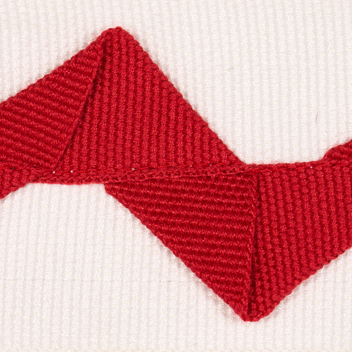 LAZARE-APPLIQU-TAPE-RED-ON-IVORY-SCHUMACHER-82244 - Schumacher Trim
