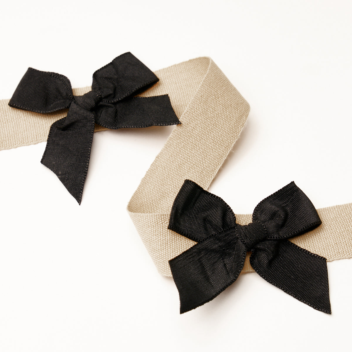 CLAUDIA-TAPE-BLACK-ON-NEUTRAL-SCHUMACHER-82471 - Schumacher Trim