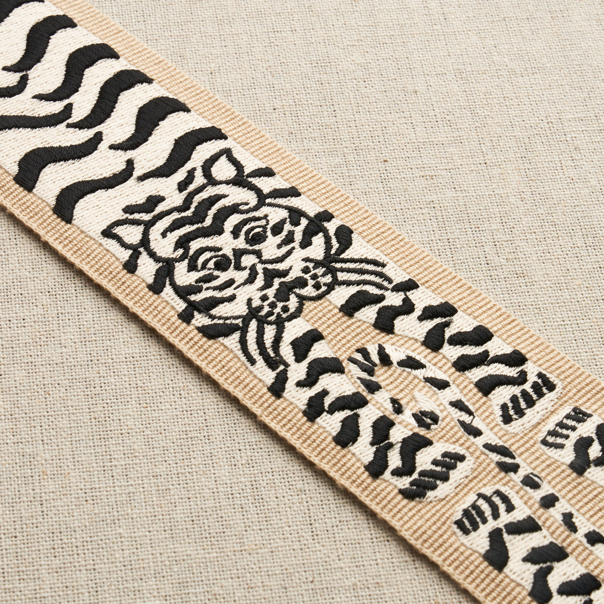 LE-TIGRE-EMBROIDERED-TRIM-NEUTRAL-SCHUMACHER-82510 - Schumacher Trim