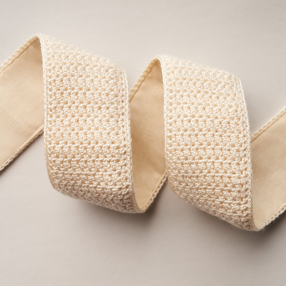 SYLVIA-CROCHET-TAPE-IVORY-SCHUMACHER-82670 - Schumacher Recortar