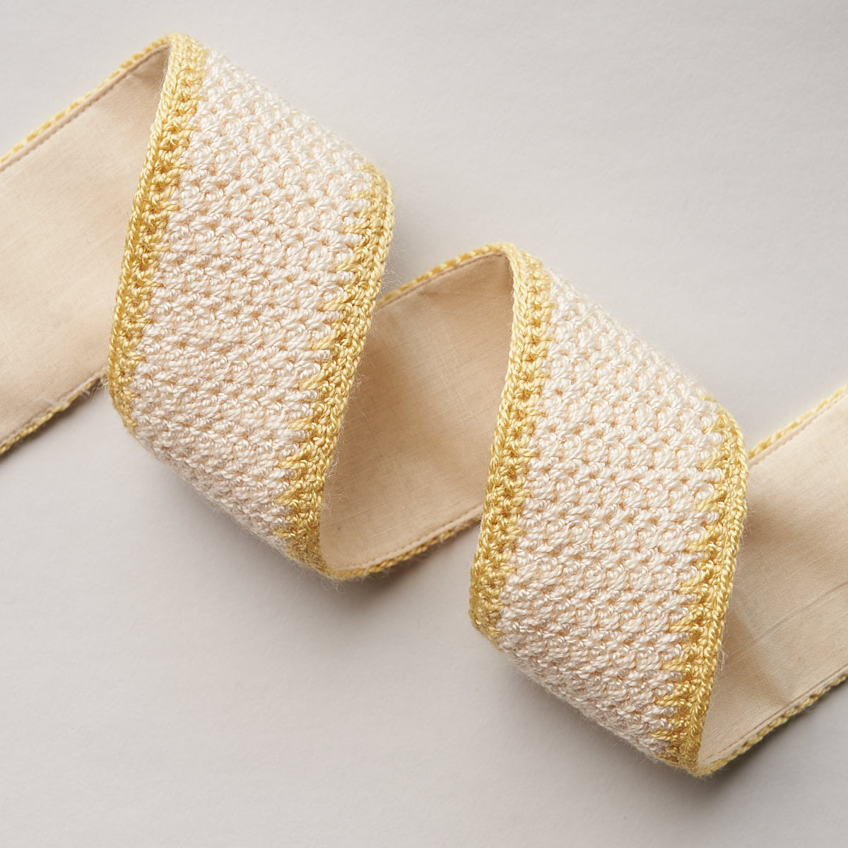 SYLVIA-CROCHET-TAPE-BUTTERCUP-SCHUMACHER-82671 - Schumacher Recortar