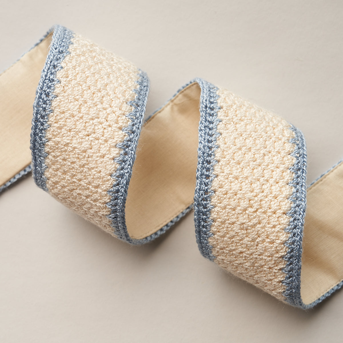 SYLVIA-CROCHET-TAPE-CORNFLOWER-SCHUMACHER-82672 - Schumacher Recortar