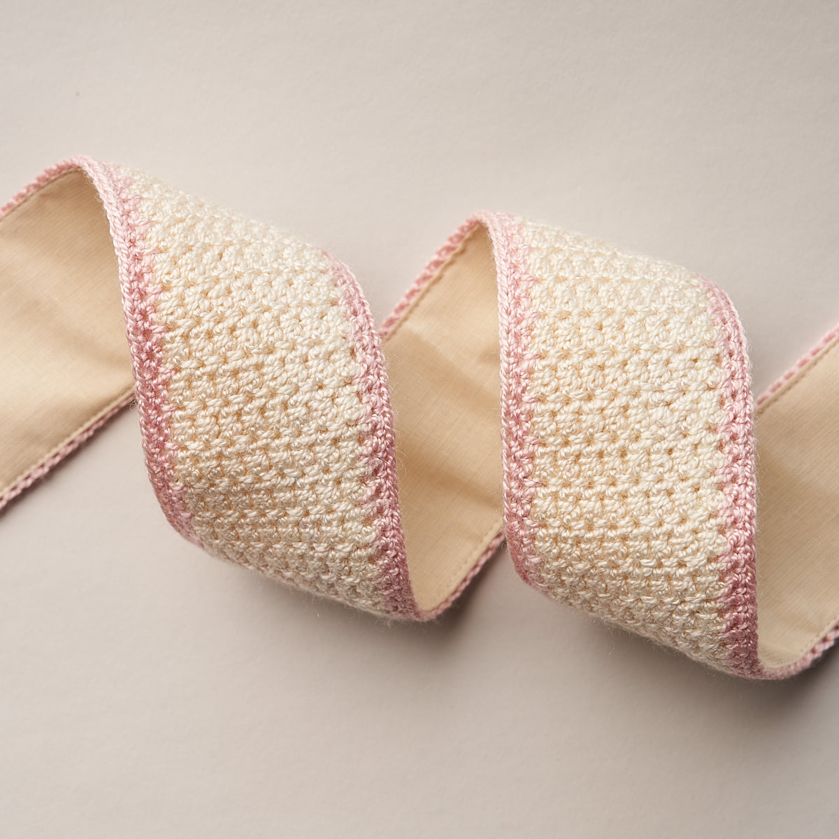 SYLVIA-CROCHET-TAPE-PETAL-SCHUMACHER-82673 - Schumacher Recortar