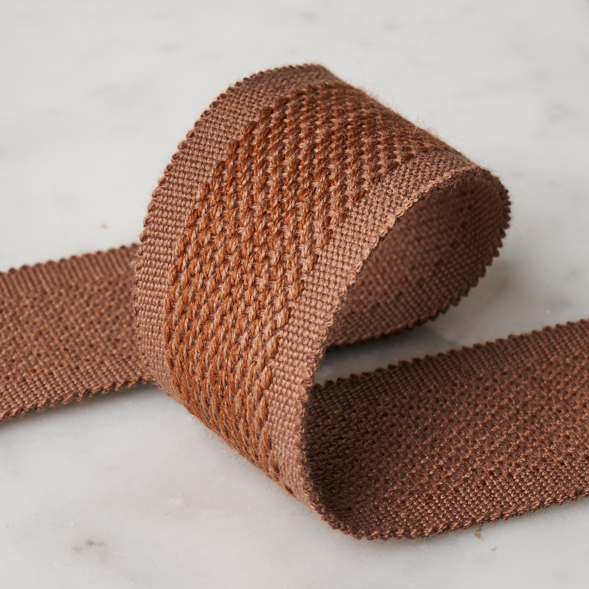 CARDIFF-TAPE-BROWN-SCHUMACHER-83382 - Schumacher Recortar