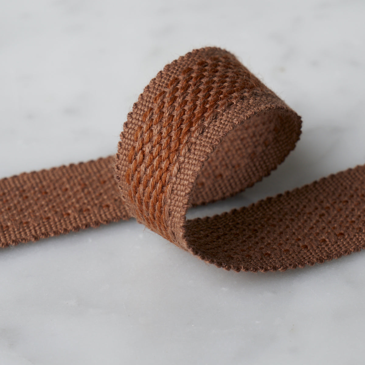 CARDIFF-TAPE-MEDIUM-BROWN-SCHUMACHER-83392 - Schumacher Recortar