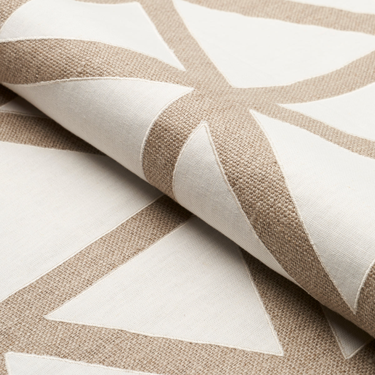 TIPTON-APPLIQU-FLAX-SCHUMACHER-83460 - Schumacher Tela
