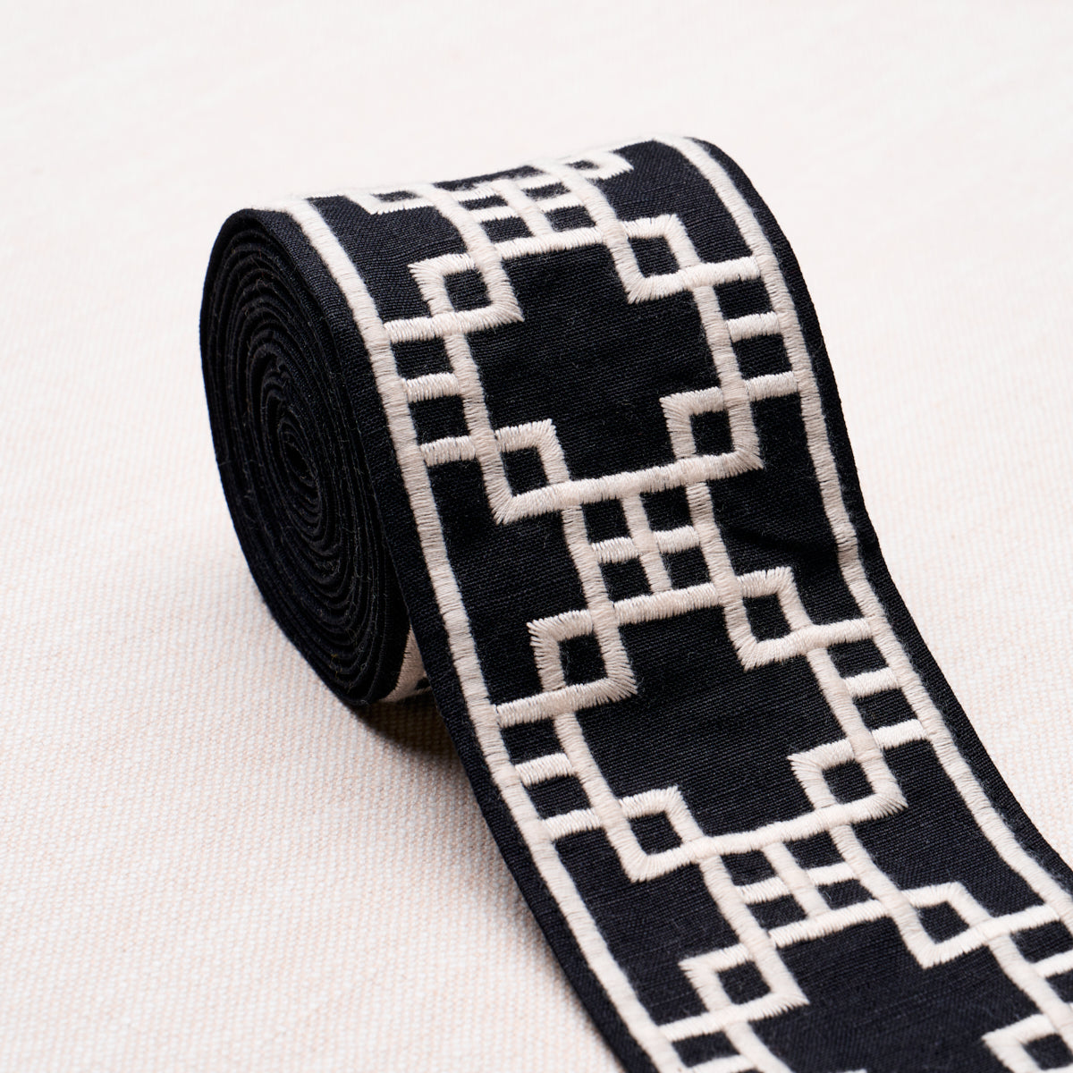 SQUARED-AWAY-TRELLIS-TAPE-BLACK-SCHUMACHER-83593 - Schumacher Recortar