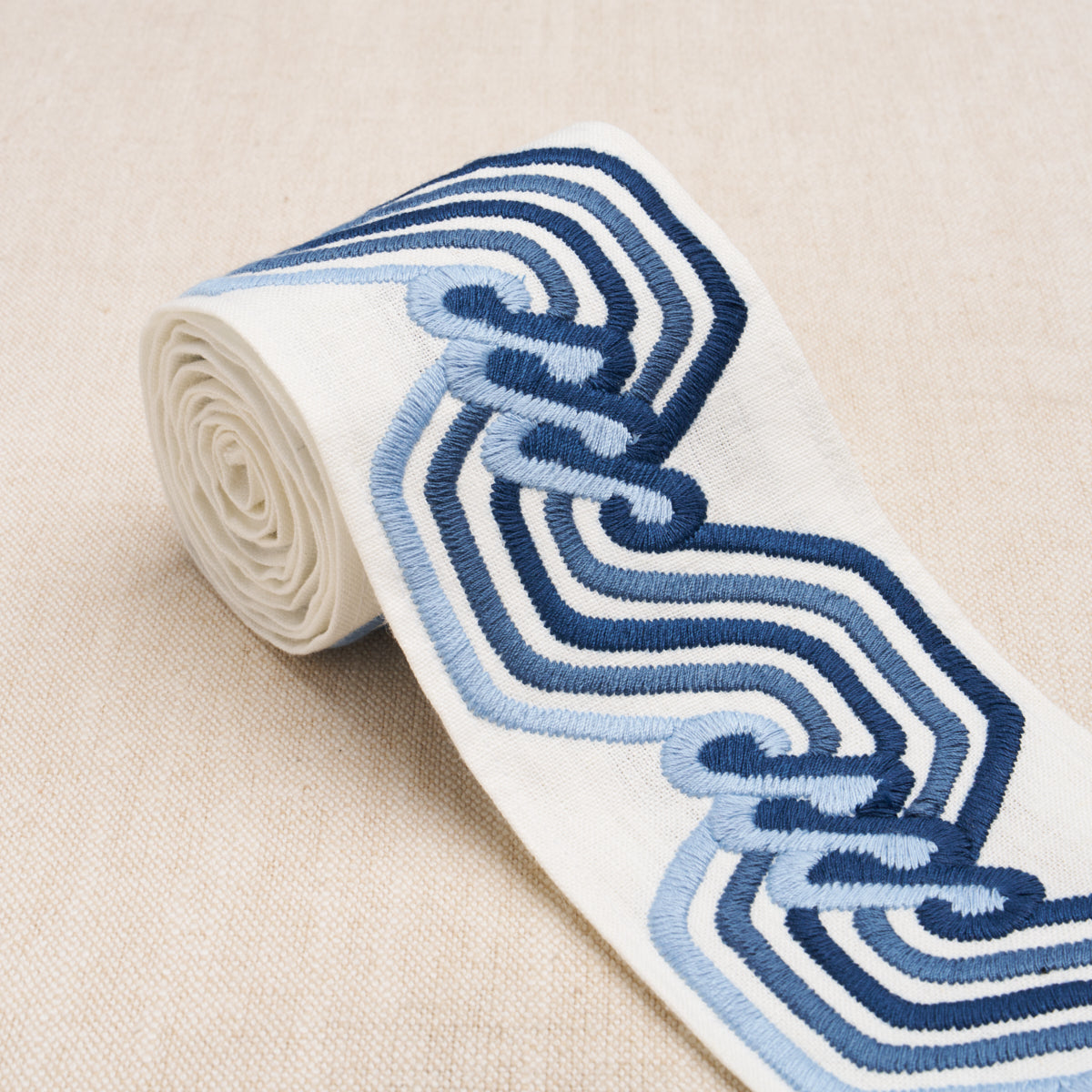 THE-TWIST-EMBROIDERED-TAPE-BLUE-SCHUMACHER-83630 - Schumacher Trim