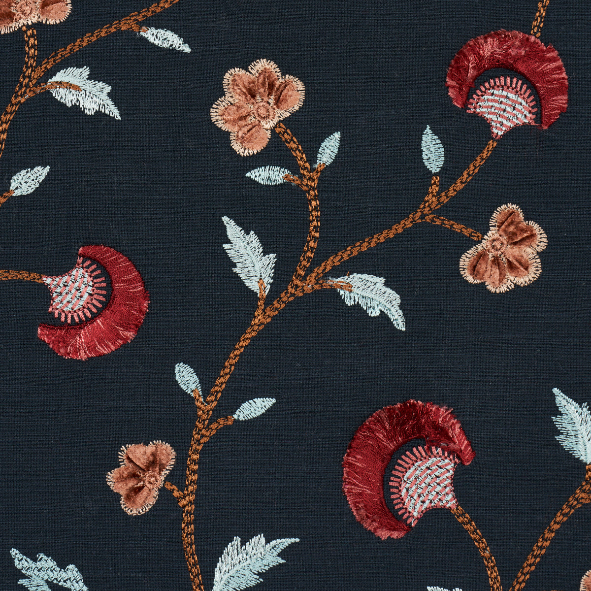 IYLA-EMBROIDERY-MIDNIGHT-ROUGE-SCHUMACHER-83662 - Schumacher Tela