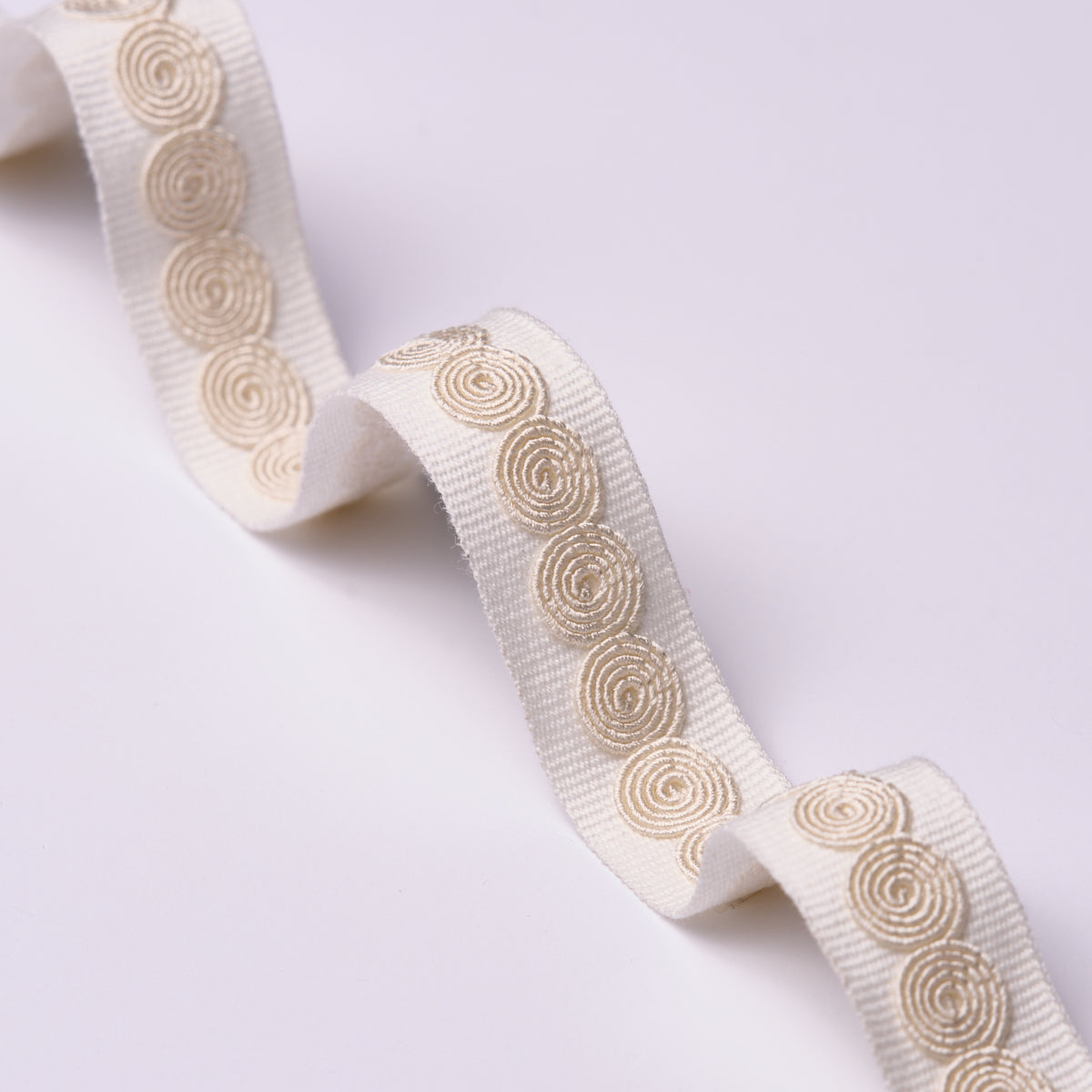 CASTILLE-TAPE-NARROW-IVORY-SCHUMACHER-83881 - Schumacher Recortar