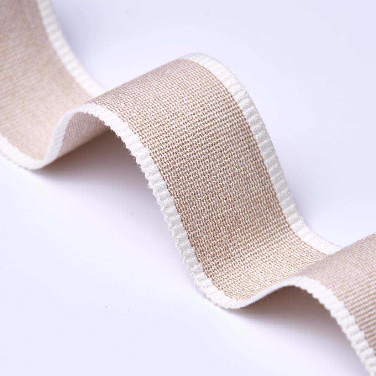 SANDPIPER-TAPE-MEDIUM-NATURAL-SCHUMACHER-84081 - Schumacher Recortar