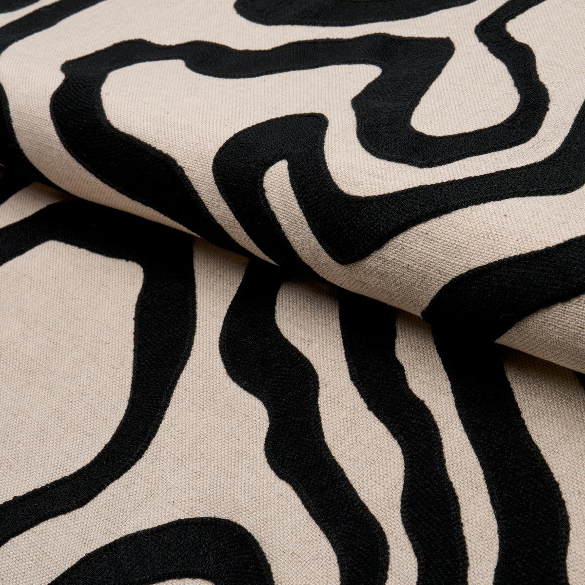 DEFEO-EMBROIDERY-NOIR-SCHUMACHER-84430 - Schumacher Tela