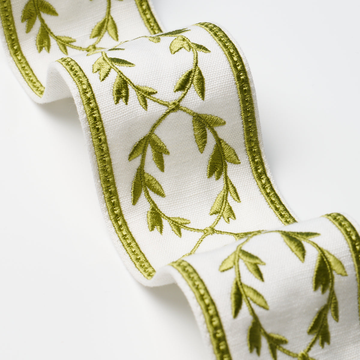 MAISON-VINE-LEAF-SCHUMACHER-84570 - Schumacher Trim