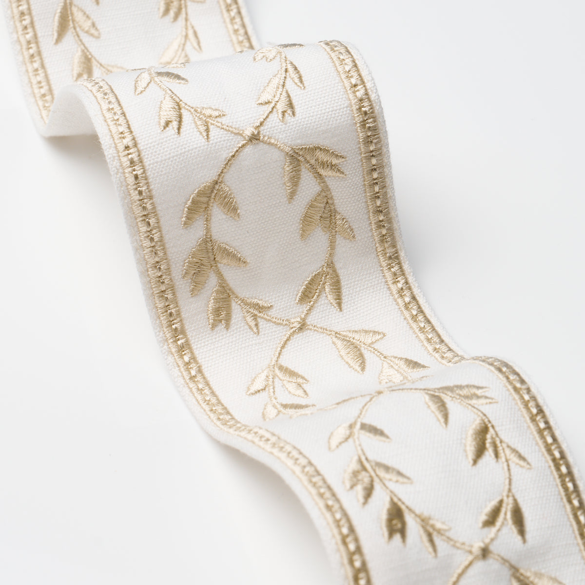 MAISON-VINE-IVORY-SCHUMACHER-84571 - Schumacher Trim