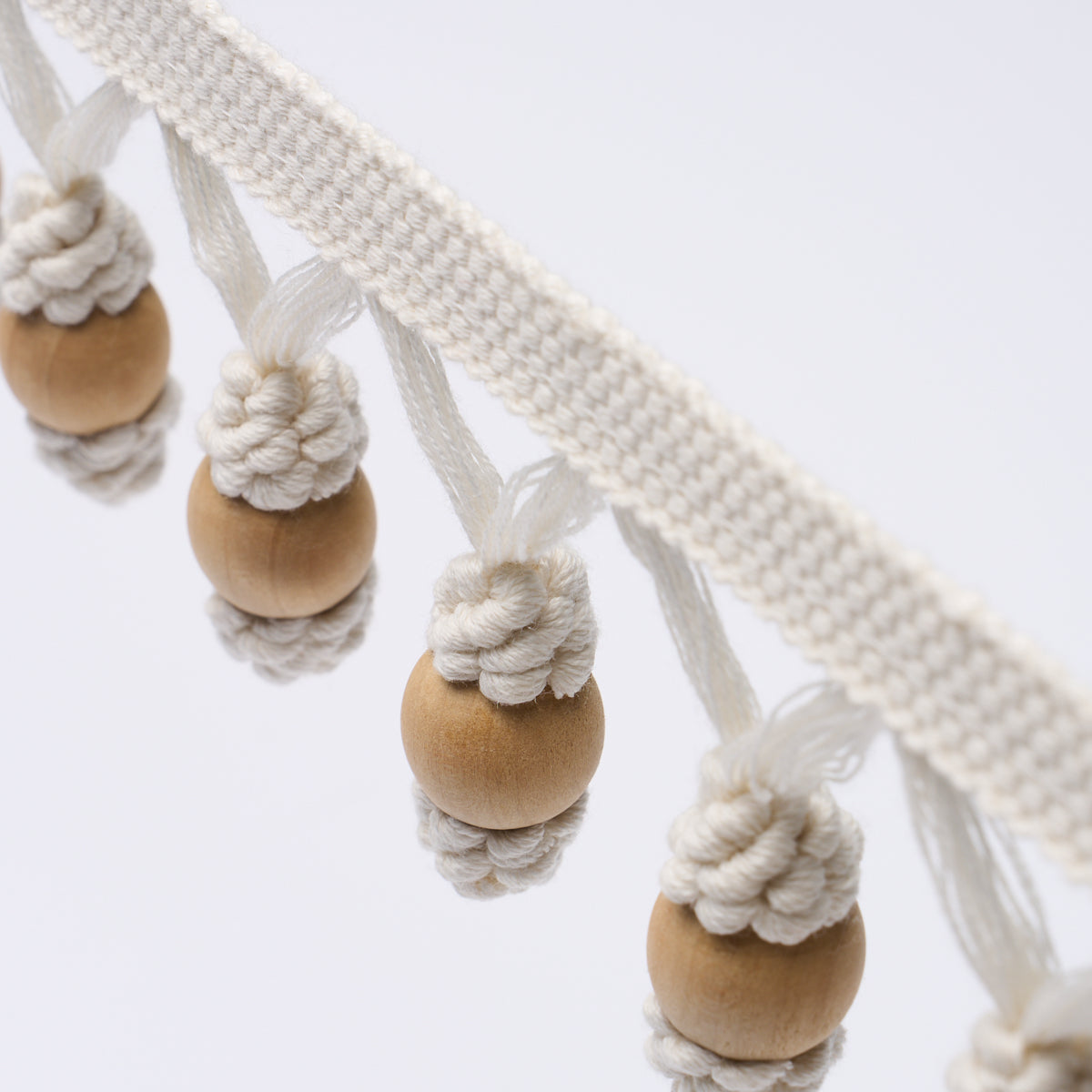 WOODEN-BALL-FRINGE-IVORY-SCHUMACHER-84700 - Schumacher Recortar